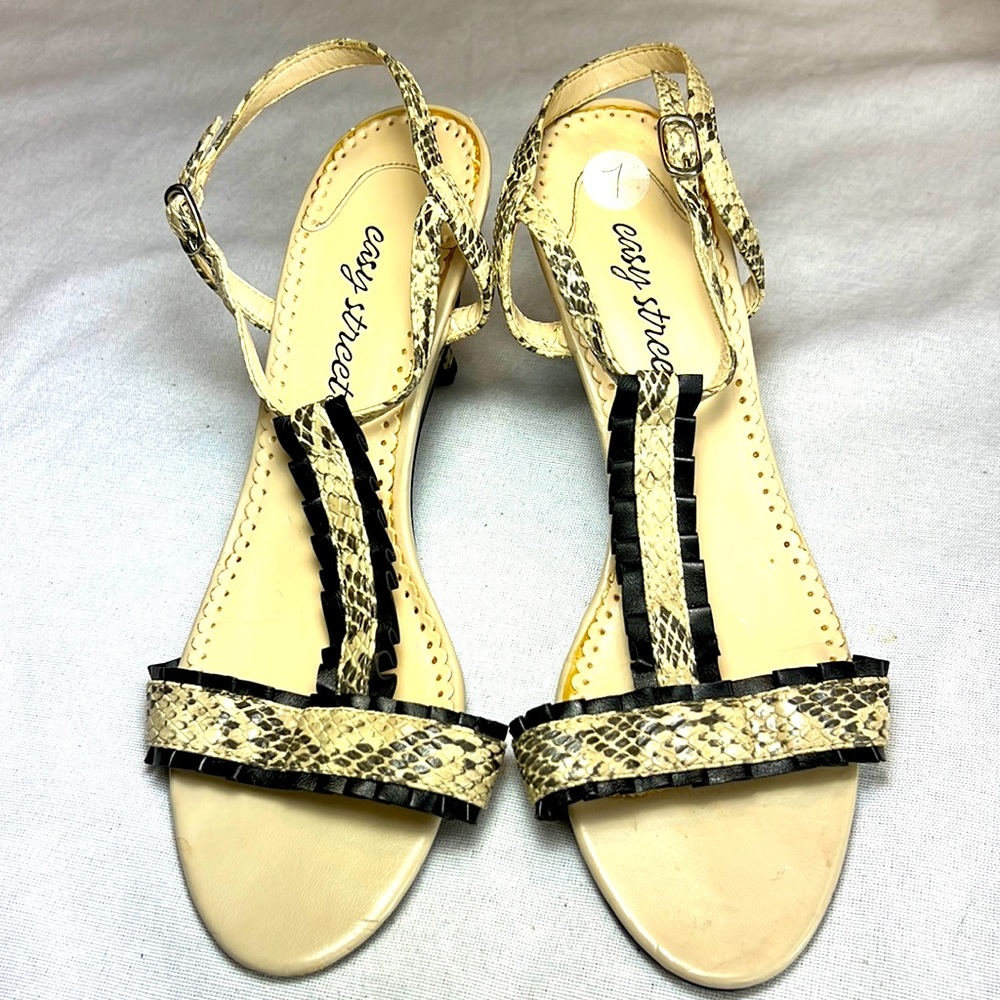 ⭐️ Easy Street  vtg faux snakeskin buckle strappy open toe kitten heels 7